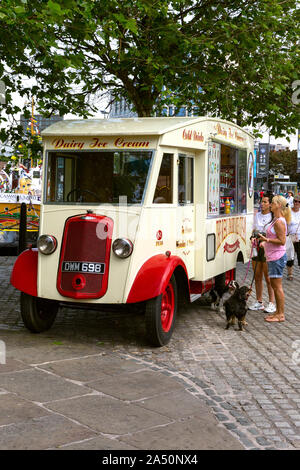 COMMER ICE CREAM VAN 1938 DWM 698 AM ALBERT DOCK LIVERPOOL Stockfoto