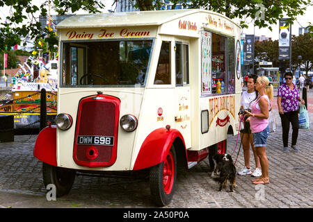 COMMER ICE CREAM VAN 1938 DWM 698 AM ALBERT DOCK LIVERPOOL Stockfoto
