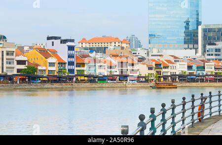 Farbenfrohe Gebäude von Boat Quay und modernen Gebäuden Fassaden Blick von Singapur Kai Stockfoto