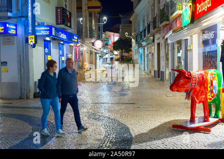 LAGOS, PORTUGAL - Oktober 29, 2018: Paar zu Fuß durch die Straße, in der Altstadt von Lagos, Portugal. Lagos - berühmte touristische Destination in Portugal Stockfoto