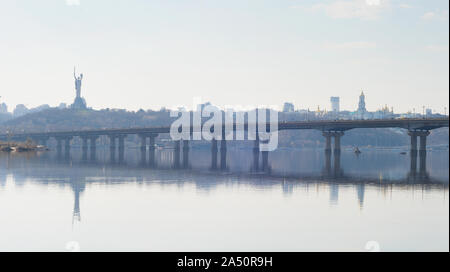 Panoramablick von der Mutter Heimat Denkmal über Dnipro River mit Paton Bridge und die Skyline der Stadt Kiew, Ukraine Stockfoto