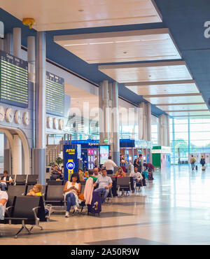 PORTO, PORTUGAL - 24. MAI 2017: Menschen in Halle von Francisco Sa Carneiro Flughafen warten. Der Flughafen war ursprünglich in den 1940er Jahren gebaut Stockfoto