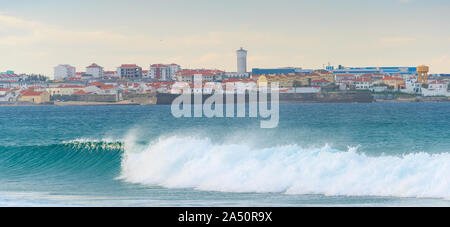 Panorama von Peniche - Küstenstadt in Portugal. Atlantik im Vordergrund Stockfoto