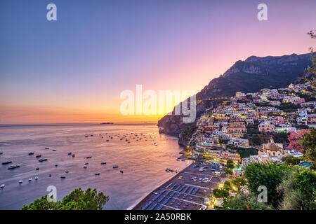 Positano an der italienischen Küste von Amalfi nach Sonnenuntergang Stockfoto