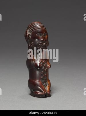 Weibliche Figur oder Finial, Ende 1800 - Anfang 1900. Diese kniende weibliche Figur in Côte d'Ivoire am ehesten als die Finial eines Holz- oder Zepter wahrscheinlich als Statusanzeige durch einen hochrangigen Beamten oder ein Ritual Spezialist verwendet besessen wurde und geschnitzt. Die Figur gehört zu einer Gruppe von stilistisch ähnliche Elfenbeinschnitzereien, dass die Arbeit von ein paar Künstler sein kann. Seine mit Augen, Zähne angebrochen, und kunstvolle Frisur imitieren eine Perücke, zusammen mit seinen Bauch scarifications und seine knienden Haltung, in anderen wie Skulpturen erscheinen, aber die Kombination dieser Features ist recht Stockfoto