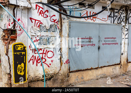 Einer Stahlbetonwand Spray - mit Graffiti grenzt an eine Telecom Kambodscha Kabel-TV-Box in Phnom Penh, Kambodscha gemalt. Stockfoto