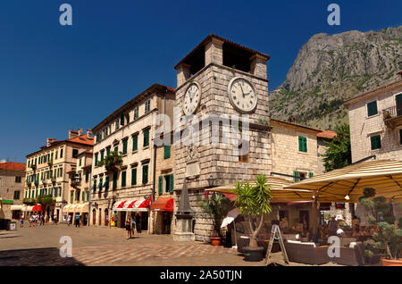 Clock Tower und den Platz von Waffen in Kotor, Montenegro. Stockfoto