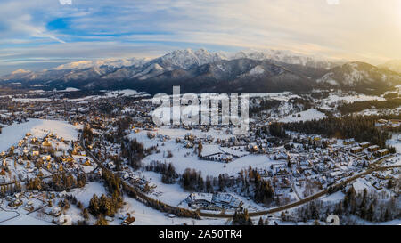 Antenne Landschaft mit Tatra und Zakopane, Winterlandschaft von Giewont Peak. Stockfoto