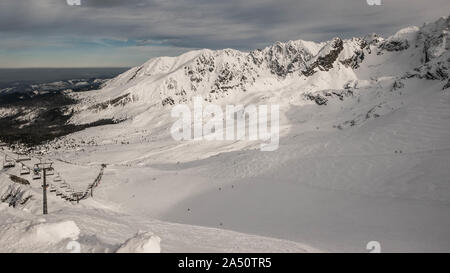 Winter Blick vom Kasprowy Wierch Peak auf Skipiste und Swinca Peak. Stockfoto