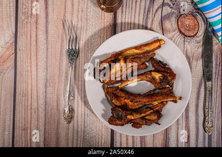 Lamm Rippen mit Gewürzen mariniert Gegrillte in einem Teller auf dem Tisch Stockfoto