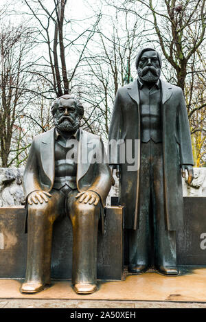 Statue von Karl Heinrich Marx und Friedrich von Engels im Park in Berlin, Deutschland. Stockfoto