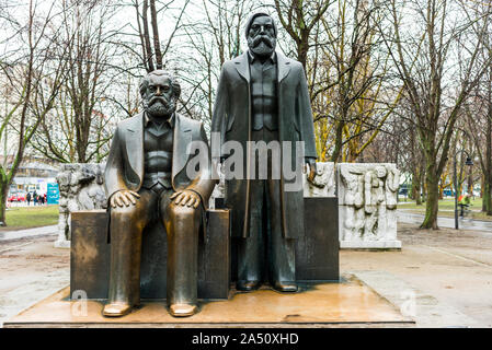 Statue von Karl Heinrich Marx und Friedrich von Engels im Park in Berlin, Deutschland. Stockfoto