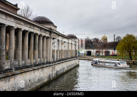 Hauptgebäude von Karl Friedrich Schinkels Altem Museum, eines der wichtigsten Gebäude des Neoklassizismus. in Berlin, Deutschland. Stockfoto