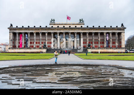 Hauptgebäude von Karl Friedrich Schinkels Altem Museum, eines der wichtigsten Gebäude des Neoklassizismus. in Berlin, Deutschland. Stockfoto