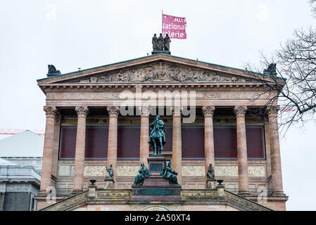 Hauptgebäude von Karl Friedrich Schinkels Altem Museum, eines der wichtigsten Gebäude des Neoklassizismus. in Berlin, Deutschland. Stockfoto