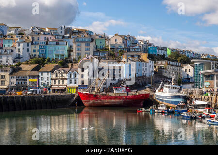 Eine Ecke des inneren Hafen im malerischen Fischerhafen von Brixham in South Devon. Stockfoto