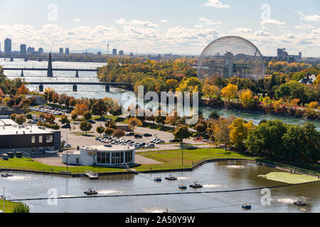 Montreal, Kanada - 15. Oktober 2019: Biosphäre & Saint-Lawrence River von jacques-cartier Bridge in die Herbstsaison. Stockfoto