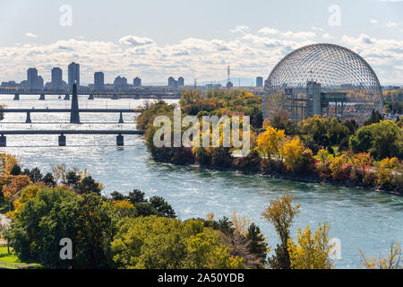 Montreal, Kanada - 15. Oktober 2019: Biosphäre & Saint-Lawrence River von jacques-cartier Bridge in die Herbstsaison. Stockfoto