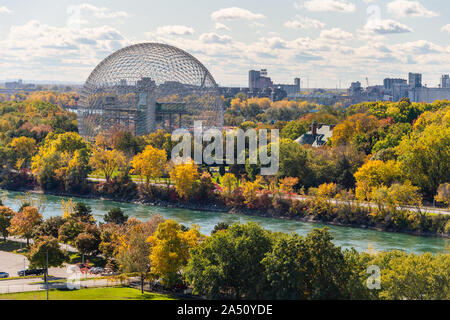 Montreal, Kanada - 15. Oktober 2019: Biosphäre & Saint-Lawrence River von jacques-cartier Bridge in die Herbstsaison. Stockfoto