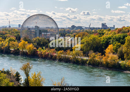 Montreal, Kanada - 15. Oktober 2019: Biosphäre & Saint-Lawrence River von jacques-cartier Bridge in die Herbstsaison. Stockfoto