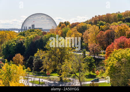 Montreal, Kanada - 15. Oktober 2019: Biosphäre & Saint-Lawrence River von jacques-cartier Bridge in die Herbstsaison. Stockfoto