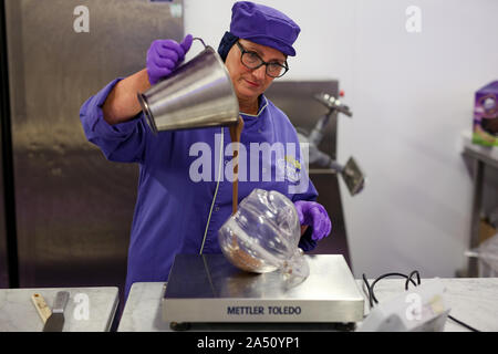 Cadbury World chocolatier, Donna Oluban, erstellt eine Schokolade Kürbis für die 15 kg gespenstische Szene von 333 Bars im Wert von Milch für Halloween, die auf Anzeige an der Bournville Erfahrung geht, eine der 14 Zonen, die die Geschichte der Cadbury business erzählen und Schokolade auf ihrem Aufstellungsort im Bournville, Birmingham. PA-Media Photo. Bild Datum: Donnerstag, 17. Oktober, 2019. Siehe PA Geschichte soziale Halloween Cadbury. Photo Credit: Jacob König/PA-Kabel Stockfoto