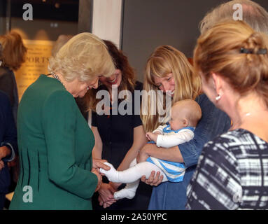 Die Herzogin von Cornwall trifft Lucy und ihr Baby Martha bei einem Besuch im Ditchling Museum of Art + Craft in Sussex, um ihre Typografie-Ausstellung ÔKitching in Ditchling' und die neue Ausstellung Disruption, Devotion + Distributism zu sehen. Stockfoto