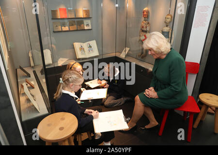 Die Herzogin von Cornwall trifft Schüler der Ditchling (St MargaretÕs) CE-Grundschule und Kindergarten bei einem Besuch der Ditchling Museum für Kunst + Handwerk in Sussex, ihre Typografie Ausstellung in ÔKitching DitchlingÕ und die neue Ausstellung Unterbrechungen, Hingabe+Distributism anzuzeigen. Stockfoto