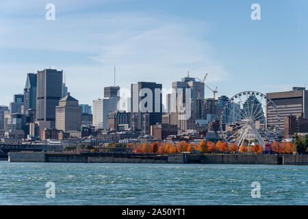 Montreal, Kanada - 15. Oktober 2019: Skyline von Montreal von Parc Jean Drapeau, in die Herbstsaison. Stockfoto