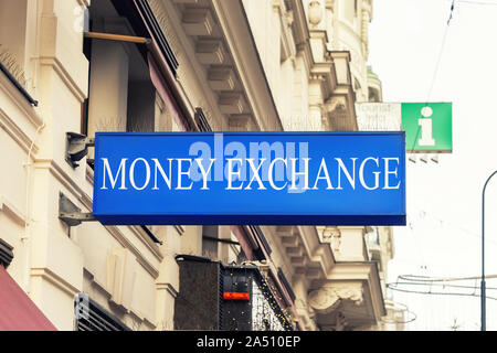 Blau lightbox singnboard Geldwechsel im historischen Stadtzentrum. Touristische Financial Services Stockfoto