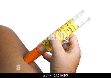 Epinephrin auto injizierbaren Pen injizieren Patienten Oberschenkel. Stockfoto