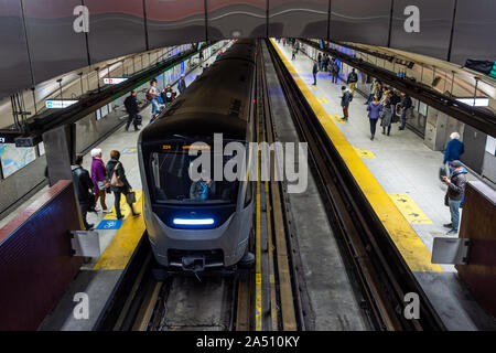 Montreal, CA - 15. Oktober 2019: Blick von oben auf ein Azur U-Bahn an der Laurier Station Stockfoto