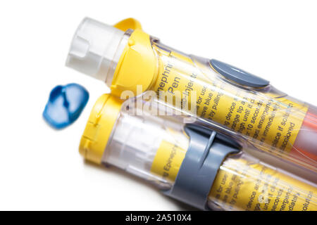 Epinephrin auto injizierbaren Kugelschreiber mit Halter auf Weiß. Stockfoto