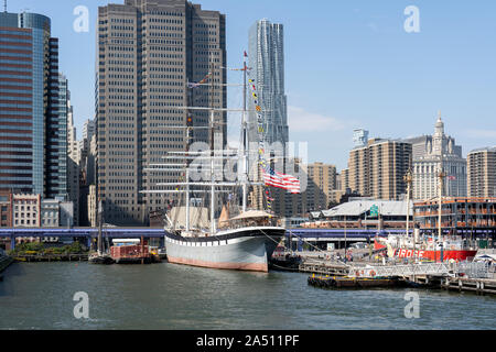 Segelboot am Pier 15 in Lower Manhattan, NYC Stockfoto