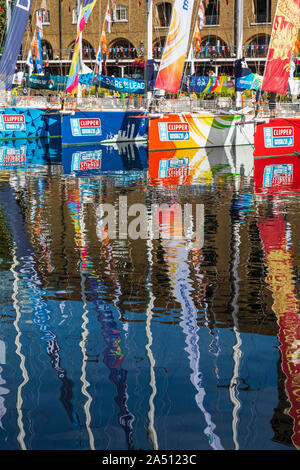 England, London, Wapping, St. Katharine Docks Marina, bunte Scherer Warten auf den Start der Bi-Annual Clipper Segelregatta rund um die Welt Stockfoto