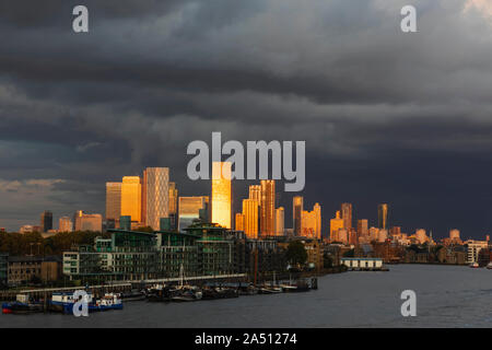 England, London, Docklands, am späten Abend Licht auf Canary Wharf Skyline und die Themse. Stockfoto