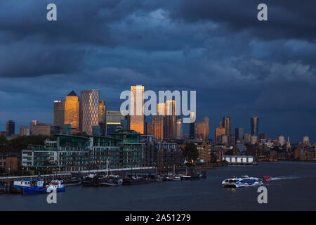 England, London, Docklands, am späten Abend Licht auf Canary Wharf Skyline und die Themse. Stockfoto