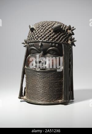 Kopf, möglicherweise mid-1500s oder Anfang 1600. Metall Kunst in Benin Königreich vom 15. bis 19. Jahrhundert florierte, bis das britische Militär die Benin hat im Jahr 1897 entlassen. Diese messing Kopf zeigt die göttliche Benin Herrscher in einem Kopftuch und Kragen der roten Koralle Perlen verdeckt. Solche Köpfe wurden durch einen neuen König (OBA) als Mittelstücke für die angestammten Altar - ein Irdenes Plattform - zu Ehren seines verstorbenen Vorgängers bestellt. Stockfoto