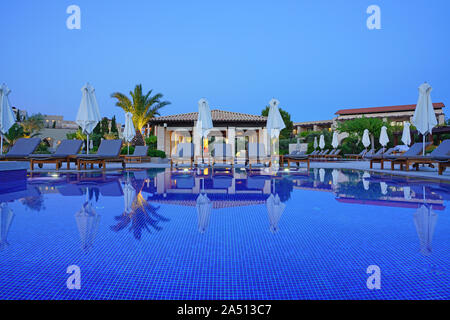 COSTA NAVARINO, Griechenland - 3 Jun 2019 - Sonnenuntergang Blick auf die romanos Hotel im Costa Navarino, A Luxury Resort by Marriott in Messenien Region verwaltet Stockfoto