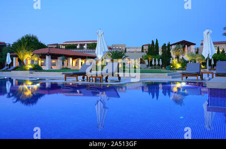COSTA NAVARINO, Griechenland - 3 Jun 2019 - Sonnenuntergang Blick auf die romanos Hotel im Costa Navarino, A Luxury Resort by Marriott in Messenien Region verwaltet Stockfoto