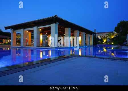 COSTA NAVARINO, Griechenland - 3 Jun 2019 - Sonnenuntergang Blick auf die romanos Hotel im Costa Navarino, A Luxury Resort by Marriott in Messenien Region verwaltet Stockfoto