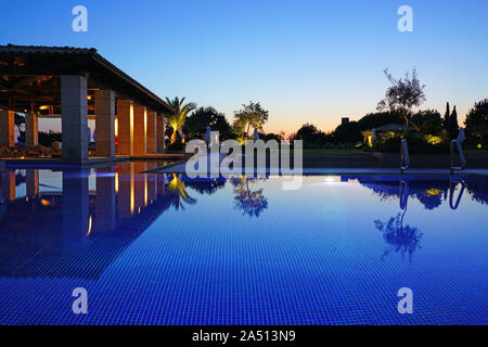 COSTA NAVARINO, Griechenland - 3 Jun 2019 - Sonnenuntergang Blick auf die romanos Hotel im Costa Navarino, A Luxury Resort by Marriott in Messenien Region verwaltet Stockfoto