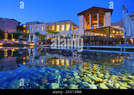 COSTA NAVARINO, Griechenland - 3 Jun 2019 - Sonnenuntergang Blick auf die romanos Hotel im Costa Navarino, A Luxury Resort by Marriott in Messenien Region verwaltet Stockfoto