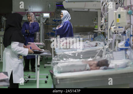 Teheran, Iran. 17 Okt, 2019. Patienten Kinder- und Krankenschwestern sind bei Bahrami Kinderkrankenhaus in Teheran, Iran gesehen. Aus importierten Arzneimittel, die im Inland hergestellt, viele Iraner schuld Engpässe auf den US-Sanktionen. Während die Vereinigten Staaten beharrt darauf, dass die Arzneimittel und humanitäre Güter von den Sanktionen ausgenommen sind, Beschränkungen im Handel viele Banken und Unternehmen auf der ganzen Welt gemacht haben, zögern, Geschäfte mit dem Iran zu tun, aus Angst vor Bestrafung aus Washington. Iran produziert 96 Prozent der Drogen, die es verwendet, entsprechend dem Syndikat der iranischen Pharmaindustrie, aber importiert mehr tha Stockfoto