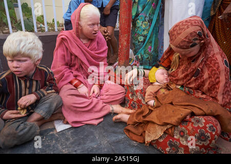 Die Mitglieder des Erweiterten indischen Albino, Familie, Frauen und ein Baby, um Spenden in Udipi, Karnataka, Indien Stockfoto