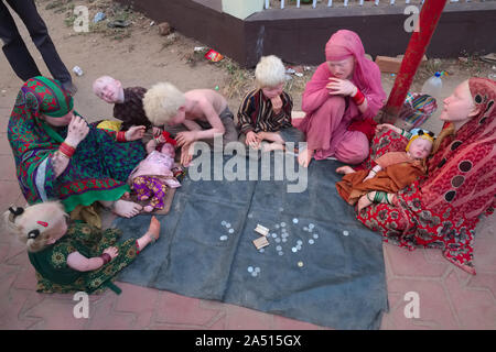 Die Mitglieder der erweiterten Familie, Indische albino Albino albino Frauen und Kinder, um Spenden in Udipi, Karnataka Stockfoto