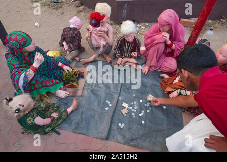 Die Mitglieder der erweiterten Familie, Indische albino Albino albino Frauen und Kinder, um Spenden in Udipi, Karnataka Stockfoto