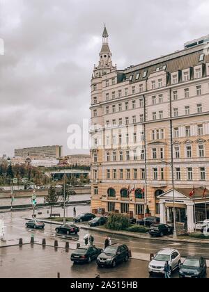 Moskau, Russland, Oktober, 12, 2019: Hotel Baltschug Kempinski Herbst regen Blick vom großen Moskvoretsky Brücke auf natürlichen Hintergrund Stockfoto