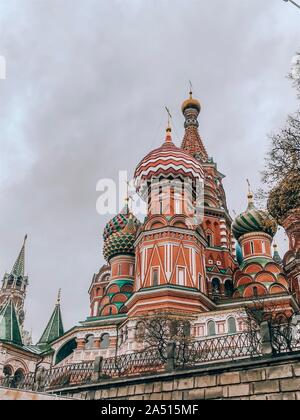 Moskau, Russland, Oktober, 12, 2019: Blick auf die Kathedrale der Fürsprache der seligen Jungfrau Maria und der hl. Basilius Kathedrale auf dem Roten Platz in Regen Herbst backgr Stockfoto