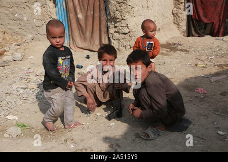 (191017) - KABUL, Oktober 17, 2019 (Xinhua) - Kinder spielen an einem Vertriebenen Camp in Kabul, der Hauptstadt Afghanistans, Okt. 17, 2019. Okt. 17 markiert den 27. Internationalen Tag für die Beseitigung der Armut. (Xinhua / rahmatullah Alizadah) Stockfoto